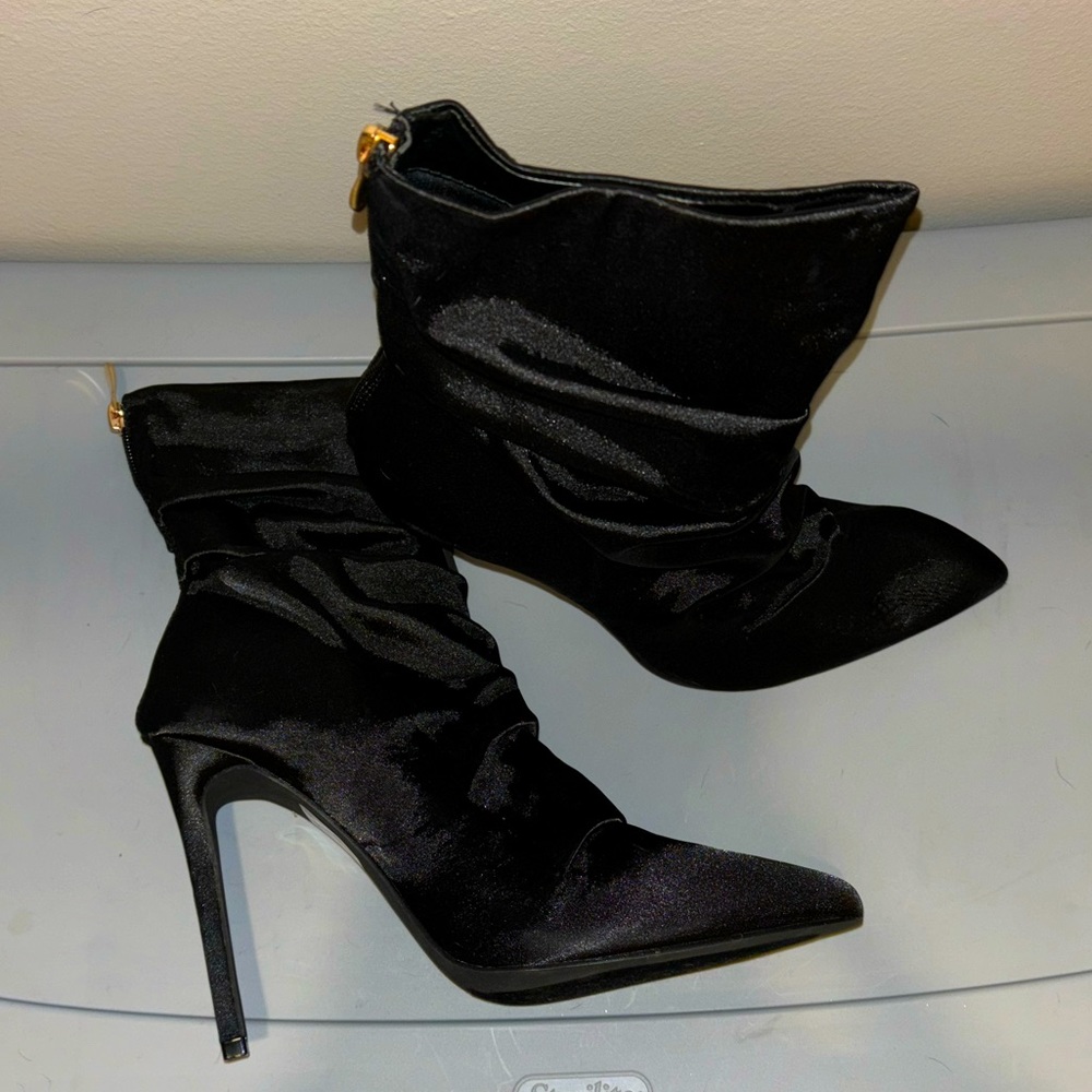 Fashion Nova Heeled Boots: Black. Size 10.